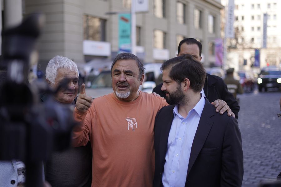 latercera's tweet photo. 🔴#LaTerceraPM | En horario laboral: el funcionario de La Pintana y asesor del Minvu que encabezó la marcha en la que apareció Boric  https://t.co/qWIFXon97g https://t.co/93RxGLTJBR