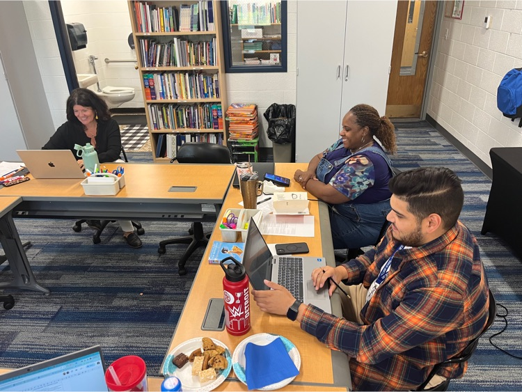 HillsideD93's tweet photo. 5th grade teachers planning ELA units to start the school year! Thank you Kellie Doubek for helping to guide this great team!! https://t.co/aqJaUG1ePV