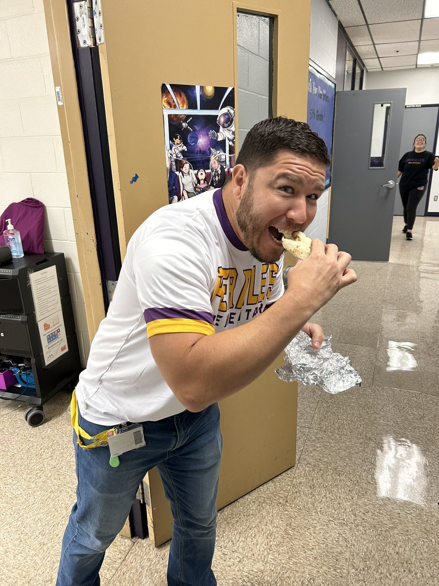 PeralesESchool's tweet photo. Breakfast tacos and coffee to start our Friday, thank you staff for creating an amazing environment for our Roadrunners @EISDofSA #thinkwinbigEISD #elevatingourgame https://t.co/syoGQMn9Yo