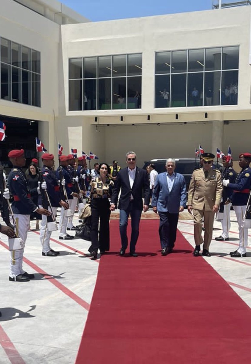 Rumbo a Nueva York junto a <a href="/luisabinader/">Luis Abinader</a> y. Don <a href="/EduardoEstrella/">Eduardo Estrella</a> para compartir junto a nuestros connacionales en el exterior. Cada encuentro es fructífero y sobretodo cálido. Muy contenta de poder reencontrarnos y compartir ideas, posibles mejoras y sobretodo el abrazo