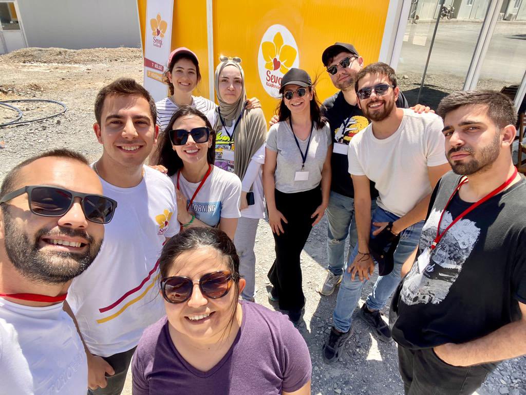 AliSahin501's tweet photo. Sevgi Gönüllüleri Derneğinin her bir üyesine deprem sonrası Nurdağı ilçemize sundukları tüm hizmetler için teşekkürlerimi sunuyor, güzel ruhlarına sarılıyor, muhteşem gönüllerinden öpüyorum… @sevgigonulluler https://t.co/r3U4gaIPg6