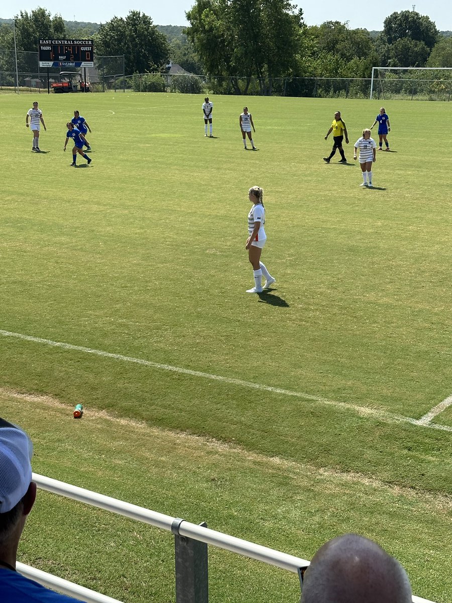 kemot05's tweet photo. First game of Sophomore year, a great  start to a new season..Let’s go 🐅 https://t.co/1XybFgUpPa