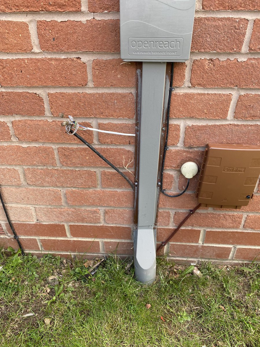 Manny_Gill's tweet photo. @zeninternet Your @cityfibreteam have just been and left this absolute mess of wiring!!! This was absolutely fine before they touched it and now wires hanging out and they have broken the cover near the grass - disgrace! No one has called me back! https://t.co/olyn6N79kf