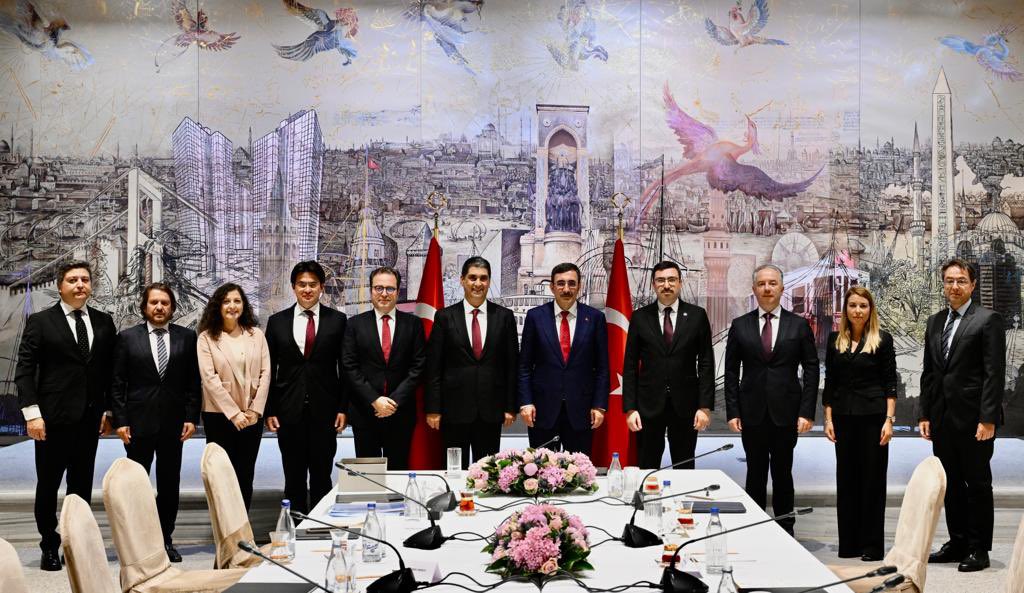 Türkiye Sermaye Piyasaları Birliği Yönetim Kurulu’nun kıymetli üyeleri ile bir araya gelerek eylül ayı içerisinde açıklayacağımız OVP kapsamında talep, görüş ve önerilerini dinledik. 

Görüşmede, sermaye piyasalarımızın büyümesi ve derinleşmesine yönelik izlenecek adımlar ve
