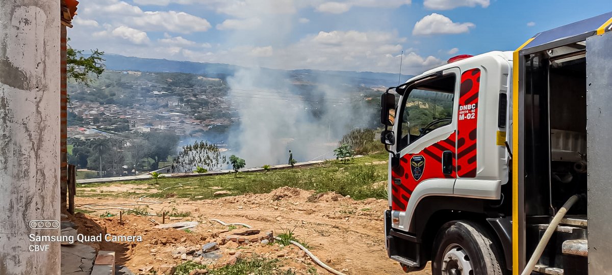 floridabomberos's tweet photo. Atendiendo el llamado de la comunidad, el #CBVF logró #extinguir un #conato #forestal en el #barrio #Sagrado #Corazón del #municipio de #Girón.

El #incendió consumió aproximadamente 500m² de #cobertura #vegetal, sin afectar a las #viviendas, #negocios y #habitantes de la #zona. https://t.co/ircsJ1FB1S