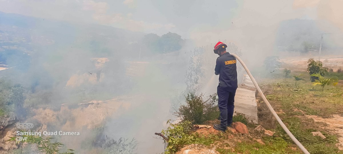 floridabomberos's tweet photo. Atendiendo el llamado de la comunidad, el #CBVF logró #extinguir un #conato #forestal en el #barrio #Sagrado #Corazón del #municipio de #Girón.

El #incendió consumió aproximadamente 500m² de #cobertura #vegetal, sin afectar a las #viviendas, #negocios y #habitantes de la #zona. https://t.co/ircsJ1FB1S