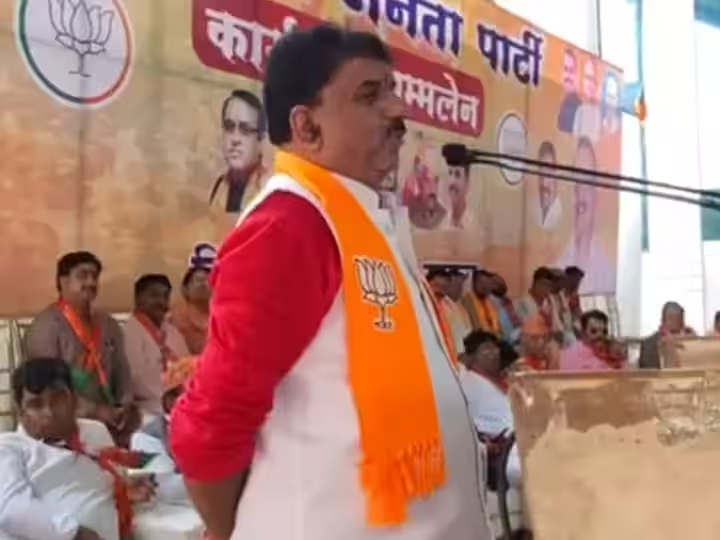news24tvchannel's tweet photo. 'मियां वोट तो दोगे नहीं, पर वोट डालने भी मत जाना'

◆ MP चुनाव से पहले भाजपा के प्रदेश उपाध्यक्ष आलोक शर्मा का विवादित बयान 

#BJP | #MPElection2023 | #aloksharma https://t.co/CbcUI5yNid