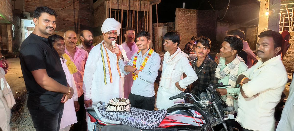 PurshottamDangi's tweet photo. आज ब्यावरा विधानसभा क्षेत्र के ग्राम चाठा मैं गंगाराम मेहरा के द्वारा आयोजित सुंदरकांड में सम्मिलित होकर बलराम मेहरा का जन्मदिन मनाते हुए https://t.co/7x65NWZmti