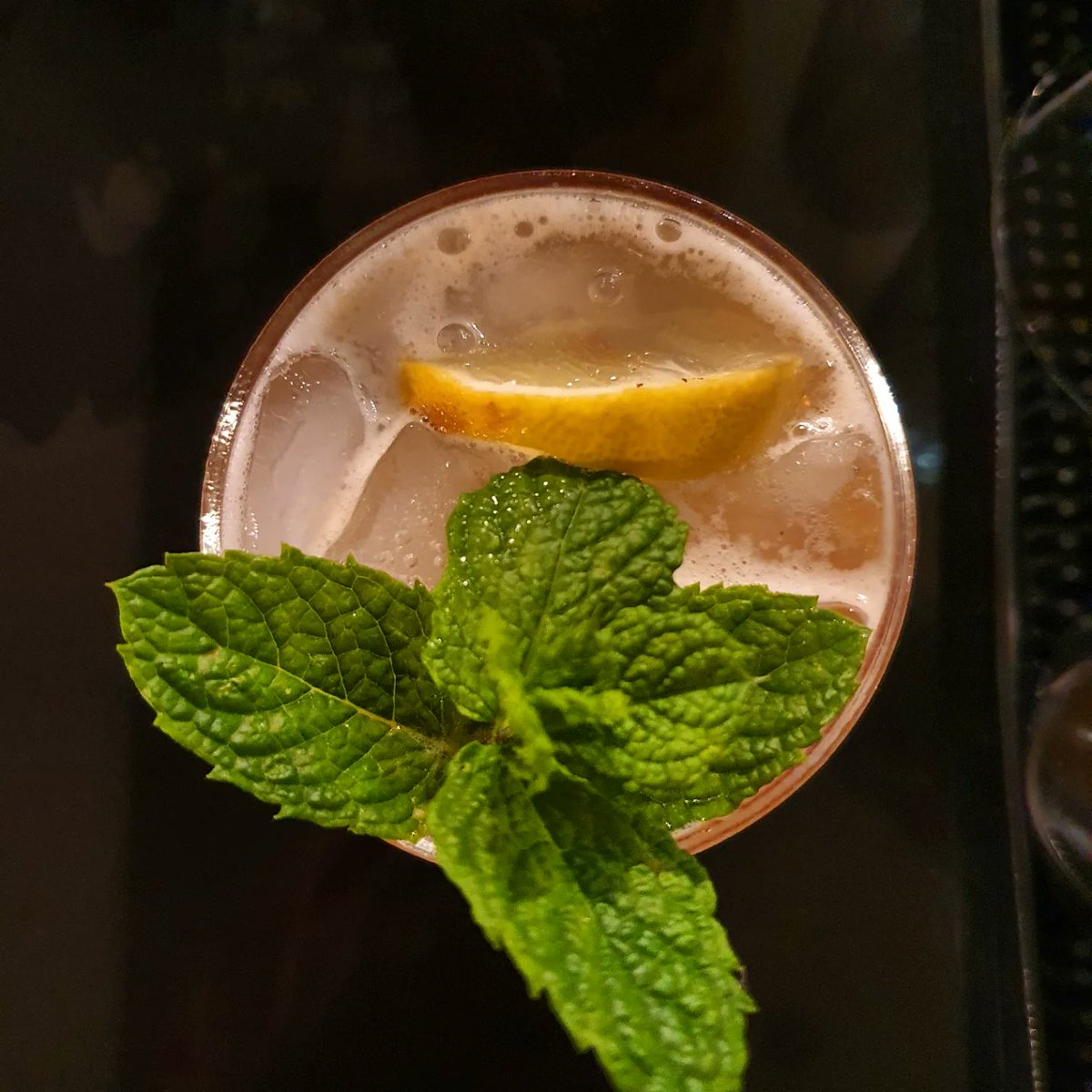 ChesCocktails's tweet photo. Happy Friday! A few photos of our cocktail of the week, Ginger and Lemon Spritz. 
Ingredients:
50ml Bushmills Whiskey 
50ml Lemon Juice
25ml Cane Sugar Syrup 
Topped with Ginger Ale
Sprig of Mint and a Lemon Slice (garnish)
#bushmills #whiskeycocktails  #bourboncocktail https://t.co/GEDO2t2zhp