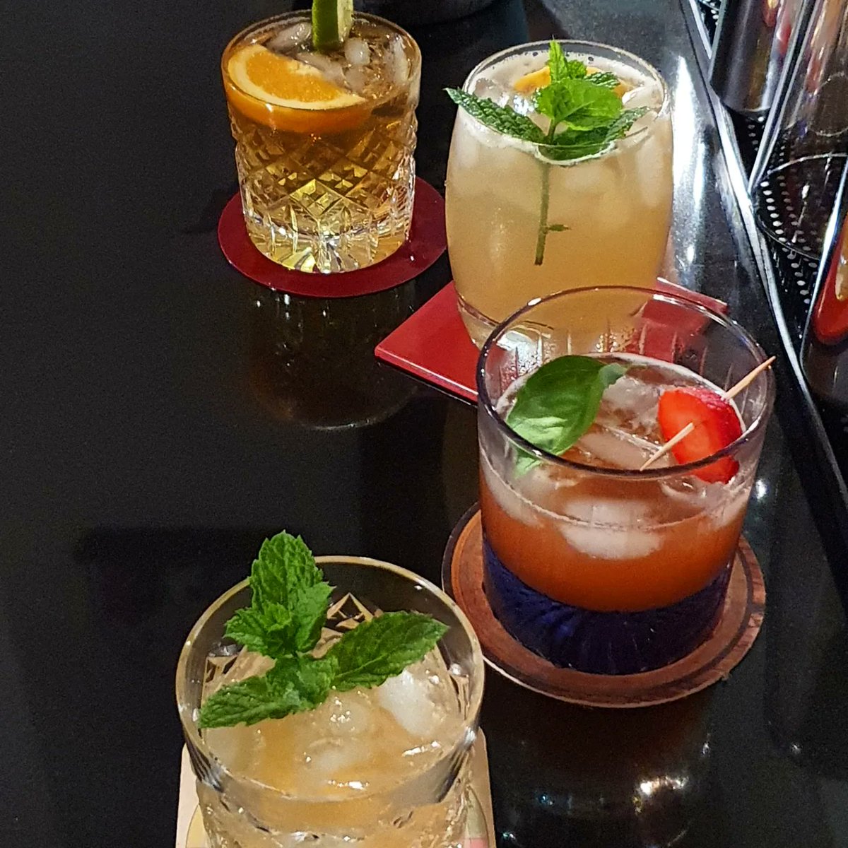 ChesCocktails's tweet photo. Happy Friday! A few photos of our cocktail of the week, Ginger and Lemon Spritz. 
Ingredients:
50ml Bushmills Whiskey 
50ml Lemon Juice
25ml Cane Sugar Syrup 
Topped with Ginger Ale
Sprig of Mint and a Lemon Slice (garnish)
#bushmills #whiskeycocktails  #bourboncocktail https://t.co/GEDO2t2zhp