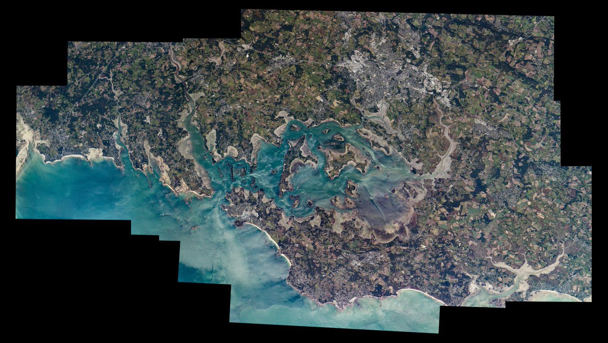 🏝🌺 Carte postale des Maldives ? Et non, il s’agit ici du Morbihan ! Vous vous demandez peut-être pourquoi certaines de mes photos sont découpées étrangement ?🤔 Il s’agit de photos composites 🏞+🏞, qui consistent en la combinaison de deux ou plusieurs images différentes pour