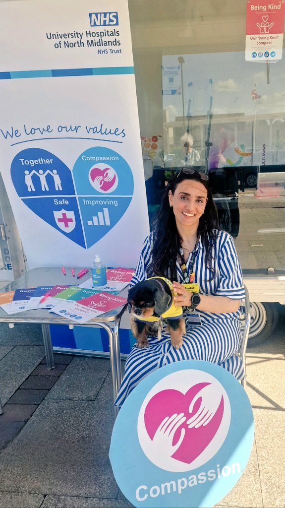 What a way great end to the week! Colleagues across the Trust supporting @UHNM_NHS Values Week. Highlight for me was meeting our compassionate volunteer Mazie. 🌟 @lily_o_lily @morris_annmarie @mjvlewis @drziadin @BecciPilling @kirstysmithRMN @GacekLaura @people_nhs @NHSEngland