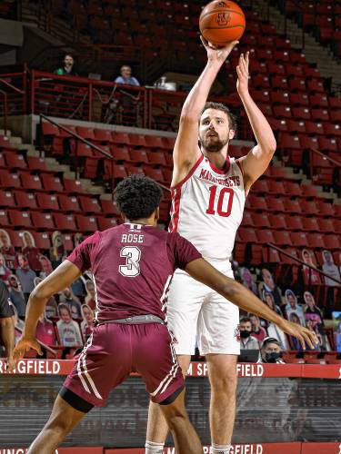 NERRHoops's tweet photo. Today’s article features a lot of #E75 gems that went on to carve out a role on Division I squads.

📸: @MarkGasperini - UMass
📸: @FoyeBoy30 - Dartmouth

https://t.co/RO41fJkowD https://t.co/8bwRz8L5xC