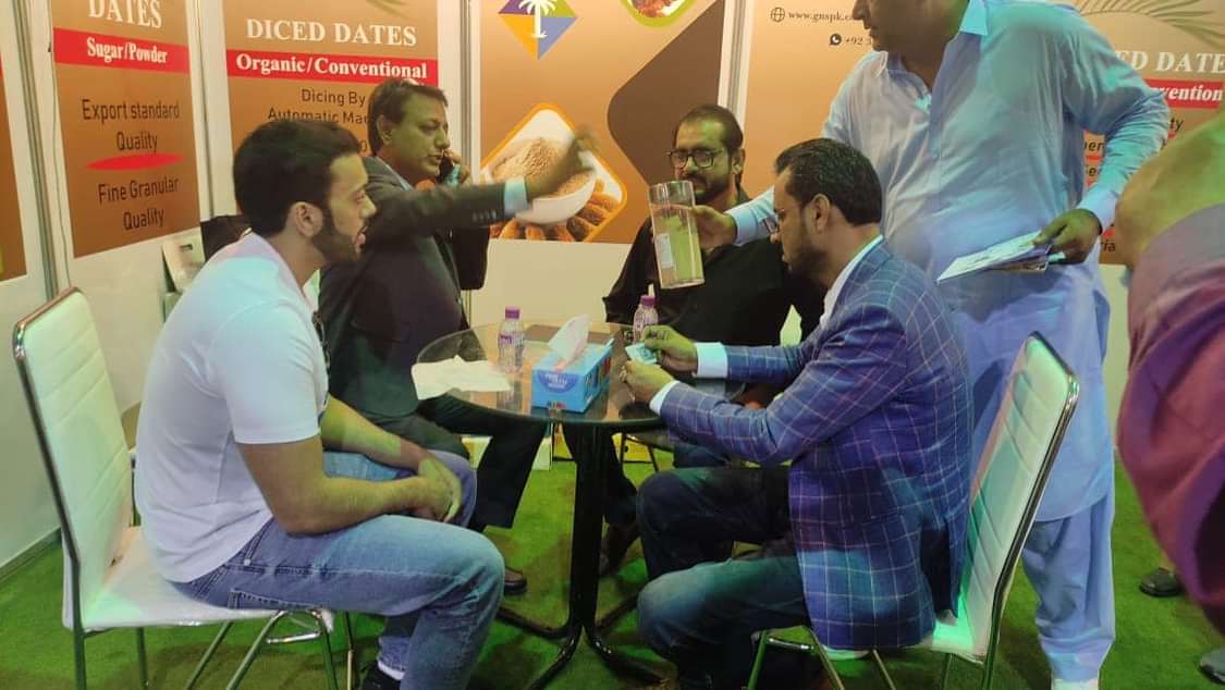 GNS Pakistan CEO presenting Dates derivatives (products) to a delegation from Gulf country at International Event FoodAg 2023 Karachi Expo. #FoodAg2023 #TDAP #KarachiExpo #ExpoCenter