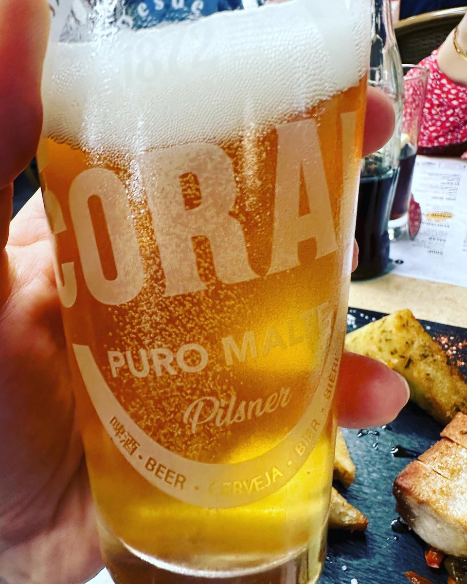 gummibierchen's tweet photo. #WeissBanana #Hefeweizen von #beerlabmadeira by @cervejaCORALecm im #cafeapolo 🙃🍺#cervejacoral #coralbanana #bananabeer #bananenbier #bierdestages #bierlaune #bierporn #bierlust #bierpause #bananenhefeweizen #bananenhefe #cervejaportuguesa #portuguesebeer #portugiesischesbier https://t.co/dfNxEaeo9g