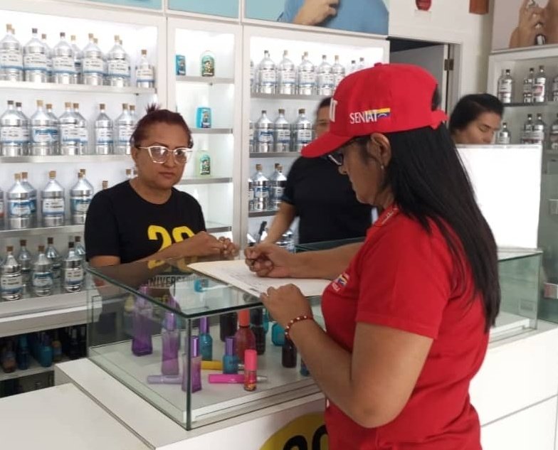 #11Ago Fiscales del #STIBarinas de #RegiónLosAndes se despliegan en comercios de la ciudad en operativo de orientación integral en facturación según providencias administrativas 0071 y 0141.
#LaPazEsClave