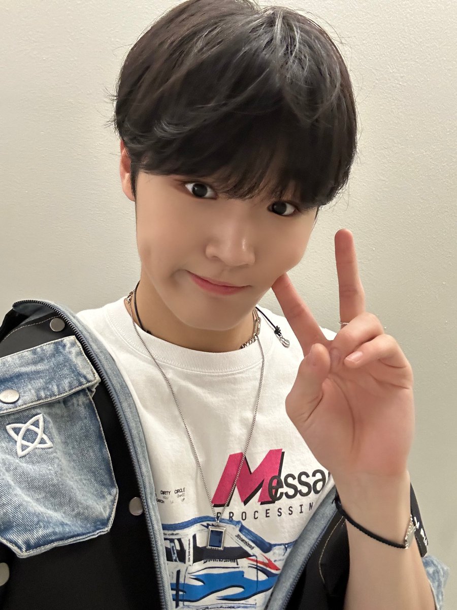 LUN8_members's tweet photo. [#은섭]
잘 자아요오🩵🩵
오늘도 고생했어요!!
아주 칭찬해에🥰🥰
쓰담쓰담🤗🤗

#루네이트 #LUN8 #섭나잇 😴 https://t.co/6yCInQQFZN