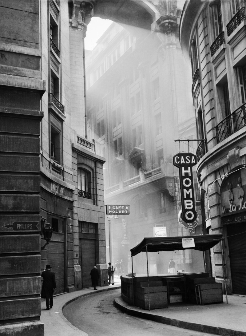 La nueva colección de la #BNd está dedicada a Tito Vásquez (1918-2001). El fotógrafo hizo retratos, registros industriales y documentales, fotografía de teatro y fotoperiodismo entre 1940 y 1970. 
Novedad del #MesdelaFotografía: bibliotecanacionaldigital.gob.cl/bnd/612/w3-art…
📷 Pasaje Phillips, 1960