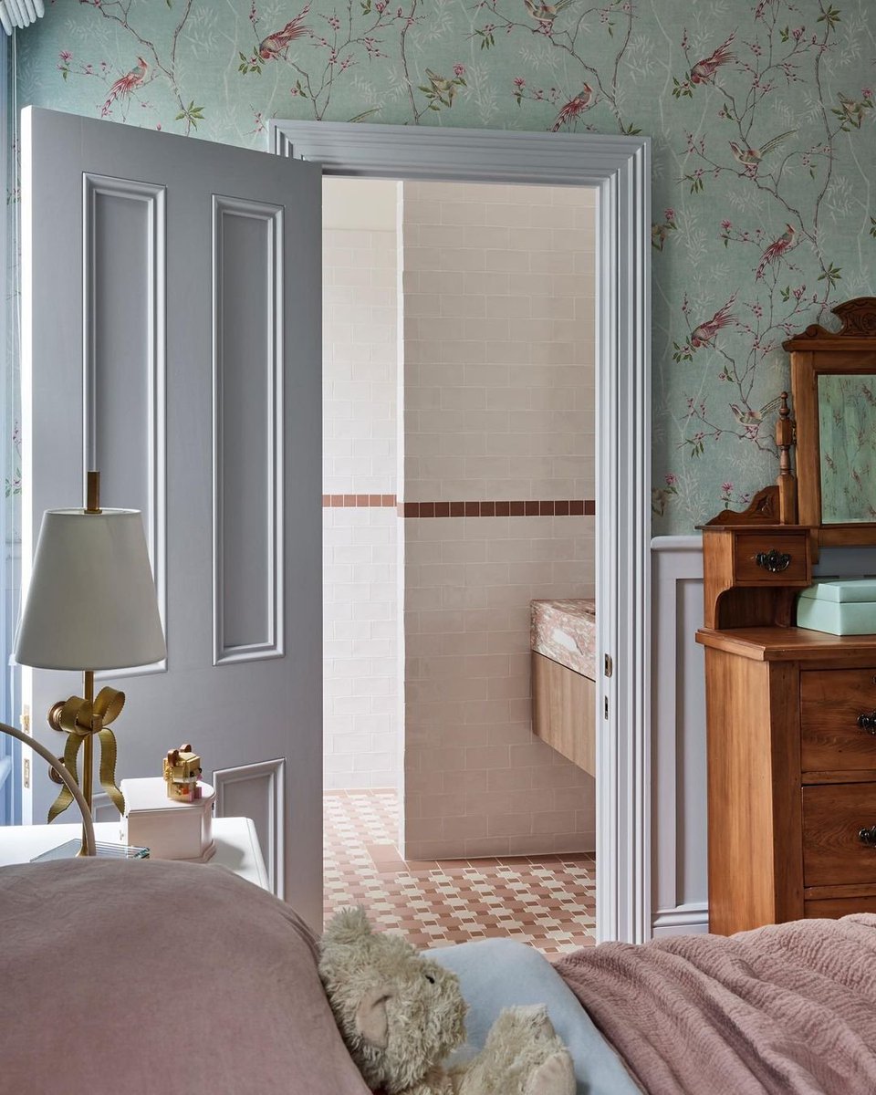 GrahamandBrown's tweet image. Tori Eggshell is the perfect pretty wallpaper to transform a little girl's bedroom. Featuring pastel shades and delicate pink birds  💐🕊️🪺

📷@jilliandinkeldesigns 

#floralwallpaper #birddesignwallpaper #girlbedroomideas