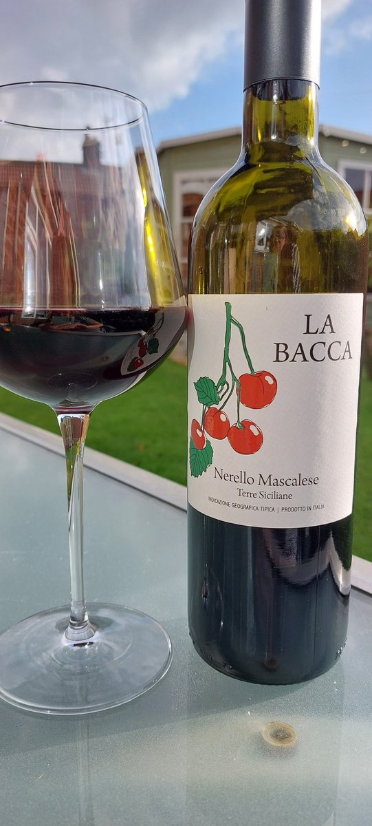 HelmsleyWines's tweet photo. Cheers to the weekend! A cracking glass of wine bursting with juicy plum and red cherry notes, perfect with sausages, steak, and tomato dishes - a great BBQ wine! For well under a tenner, you can't go wrong! 🍒🍷 https://t.co/17ey9KgAYe