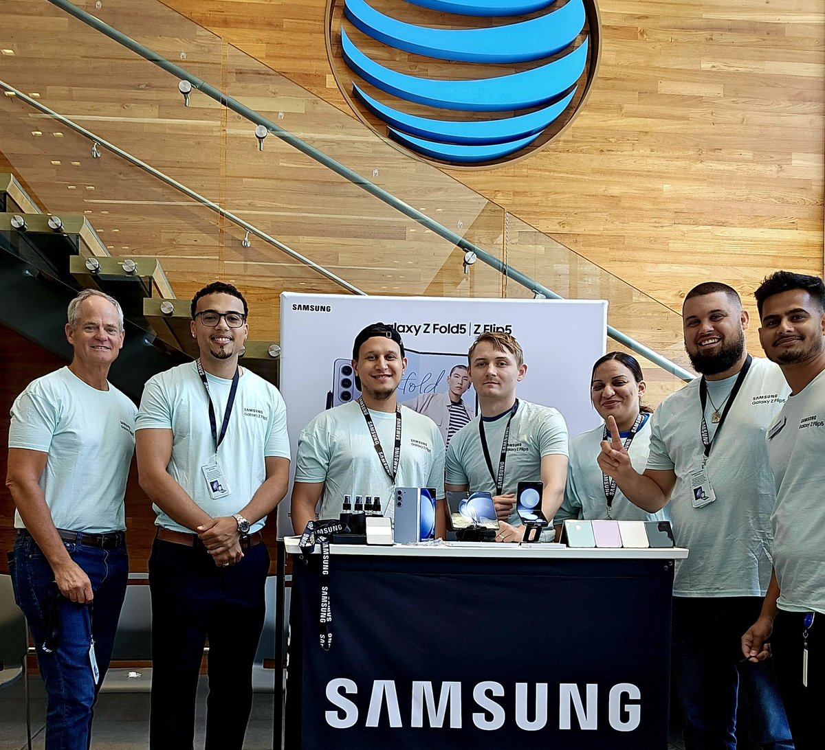 #GalaxyZFlip5 has now launched! What a great product now available in store! #GalaxyZFlip5 @SamsungMobile #GalaxyZFold5 Thanks for the tshirt @KellyIngle @TheRealOurNE @emilywiper @eddieself16