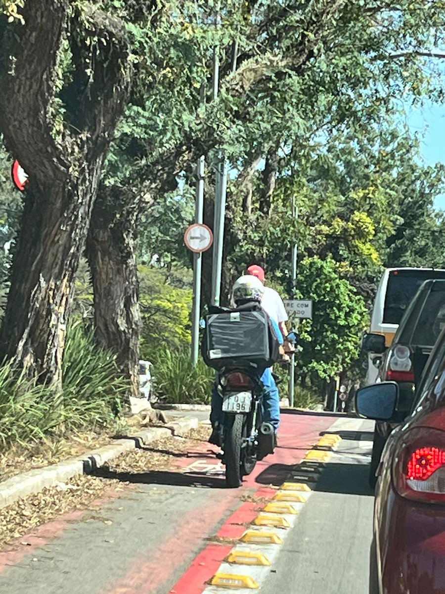 JornalBicicleta's tweet photo. Vendo por onde se encaminha a educação de condutores de automotores na cidade de São Paulo, com ciclistas e pedestres sendo esmagados rotineiramente e a CET sendo preparada para ser privatizada; e ativistas desunidos. A pandemia de mortes de trânsito está mais forte. #Visaozero https://t.co/uLyWyL3pZV