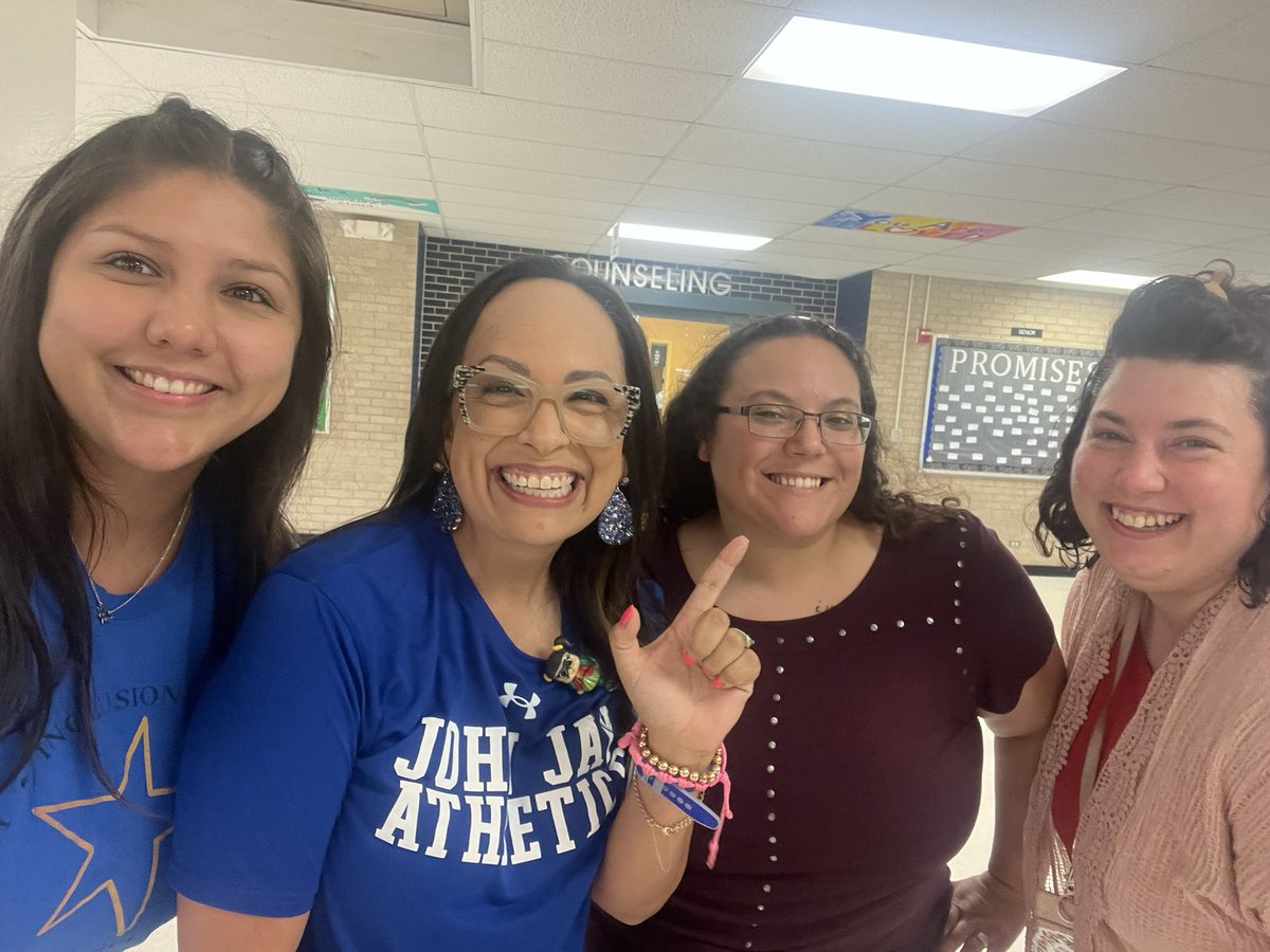AshleyRubioStar's tweet photo. Scavenger hunt fun- @NISDJay @NISDMichael #TeamMichael https://t.co/GycLmlph5T