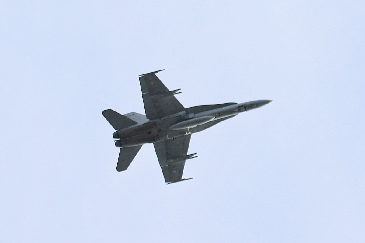 MuhonenTj's tweet photo. Hornetin ylilento Oulussa 👍#turvallisuuspäivä #mpkoulutus #ilmavoimat #fa18Hornet #oulu https://t.co/d7QOMg7x3N
