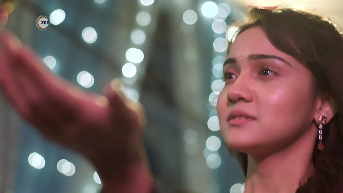 ashixlove12's tweet photo. Wonderboy's biggest fan asking autograph for him What a beautiful moment 🥺
Her eyes✨
HBD ASHI SINGH

#MeetOnZee #AshiSingh #SumLok https://t.co/4cnmO6fHXN