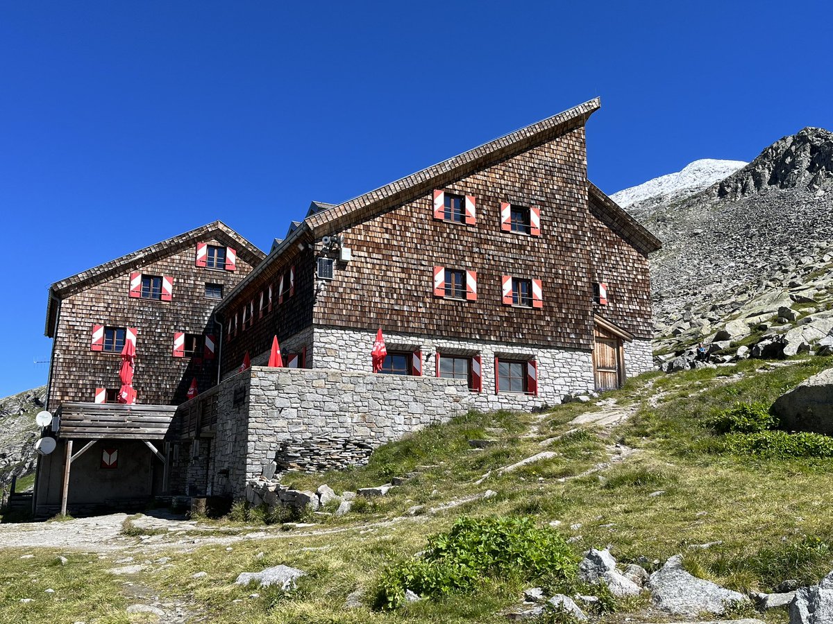 kronauer216's tweet photo. Wenn die besten Bergwanderschuhe (Tecnica) den schönsten 3000er im Nationalpark Hohe Tauern (Gr.Geiger) auf der Kürsingerhütte (= super!!!) grüßen und dazu der Wildbach rauscht!👍 @Salzburgerland @Wildkogel_Arena 
@bergwelten https://t.co/HpNRMSueX4