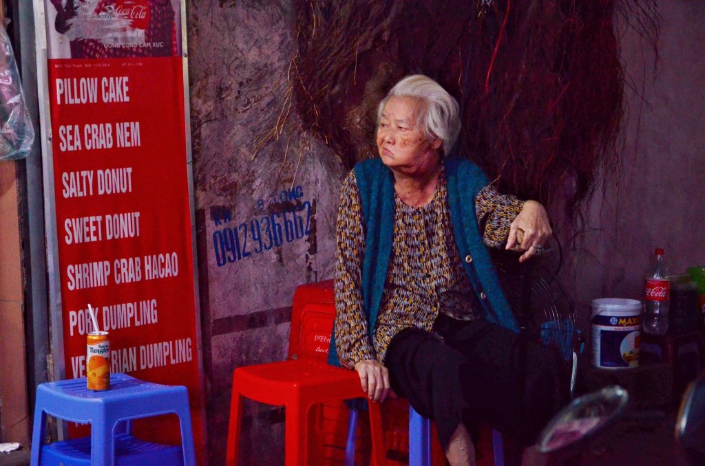 An image of an old woman selling goods in an old street in #Hanoi, Vietnam📸
#photo 
#photograghy 
#photographer 
#hanoi 
#travel 
#vietnam 
#bloganh