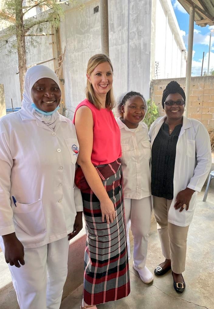 HelenLewis_UK's tweet photo. Running a great 🤱🏿maternal health service committed to care through feedback &amp; accountability takes great leadership! Thanks to Director Fatima Abasse for the  inspiration and everyone at Muhala Expansão for the beautiful #capulana 🙏🏿 #Nampula @IDS_UK @Chemonics @UNFPAMocambique https://t.co/0ZJbqWaQa6