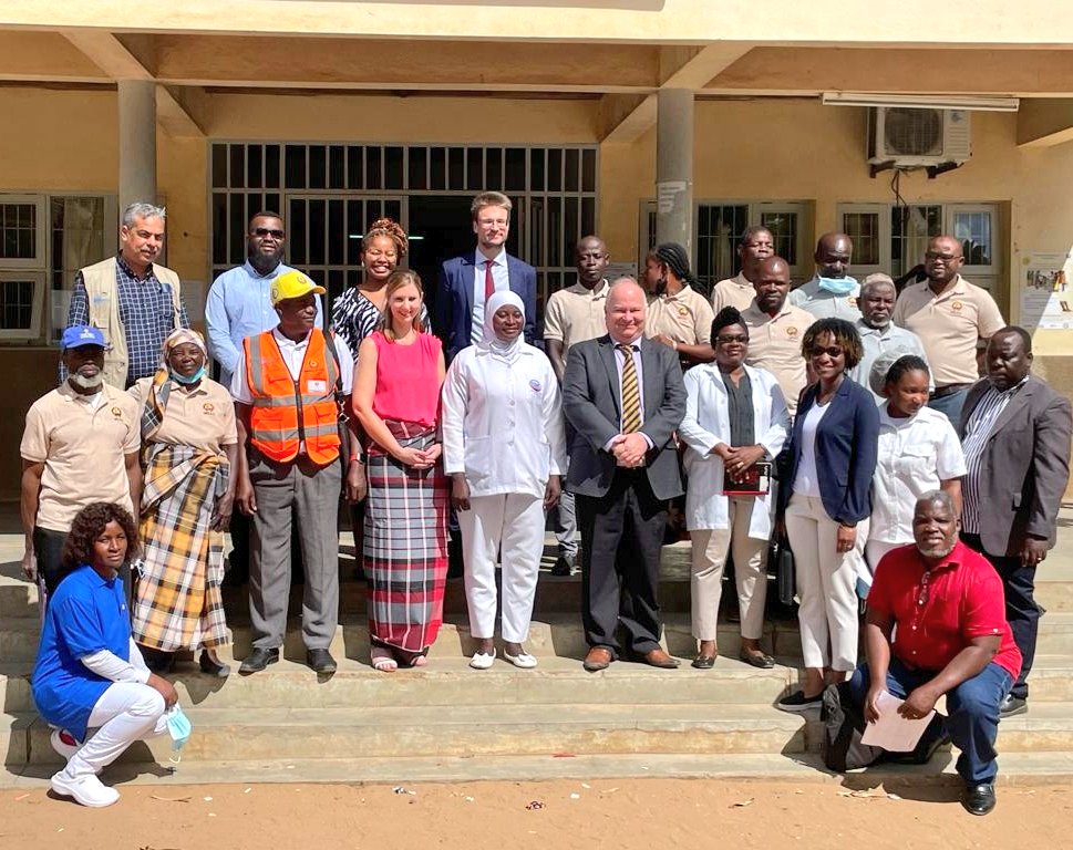HelenLewis_UK's tweet photo. Running a great 🤱🏿maternal health service committed to care through feedback &amp; accountability takes great leadership! Thanks to Director Fatima Abasse for the  inspiration and everyone at Muhala Expansão for the beautiful #capulana 🙏🏿 #Nampula @IDS_UK @Chemonics @UNFPAMocambique https://t.co/0ZJbqWaQa6
