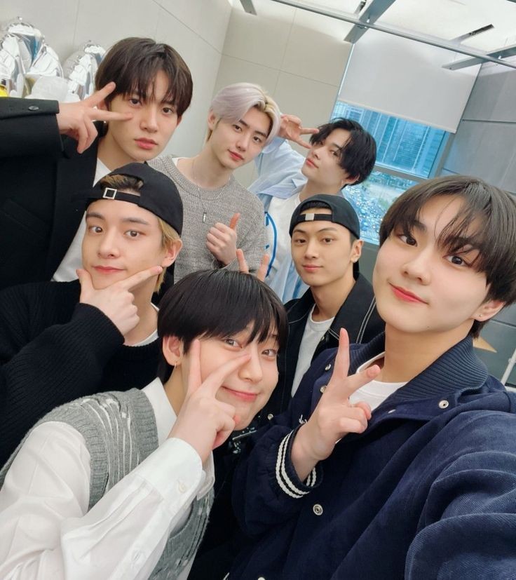 ˗ˏˋ Busco mutis !! ˎˊ˗ 𐚁̸

★ Soy nueva en el #kpoptwt y me gustaría interactuar con más personitas !

☆ Enhypen y Twice ( Prioridad )

★ CLASS:y, NewJeans, Le Sserafim, Ive, (G)i_dle, Itzy, Skz, TXT + 

✶ Cualquier fandom es aceptado !

Rt y Fav para ser mutis ¡!