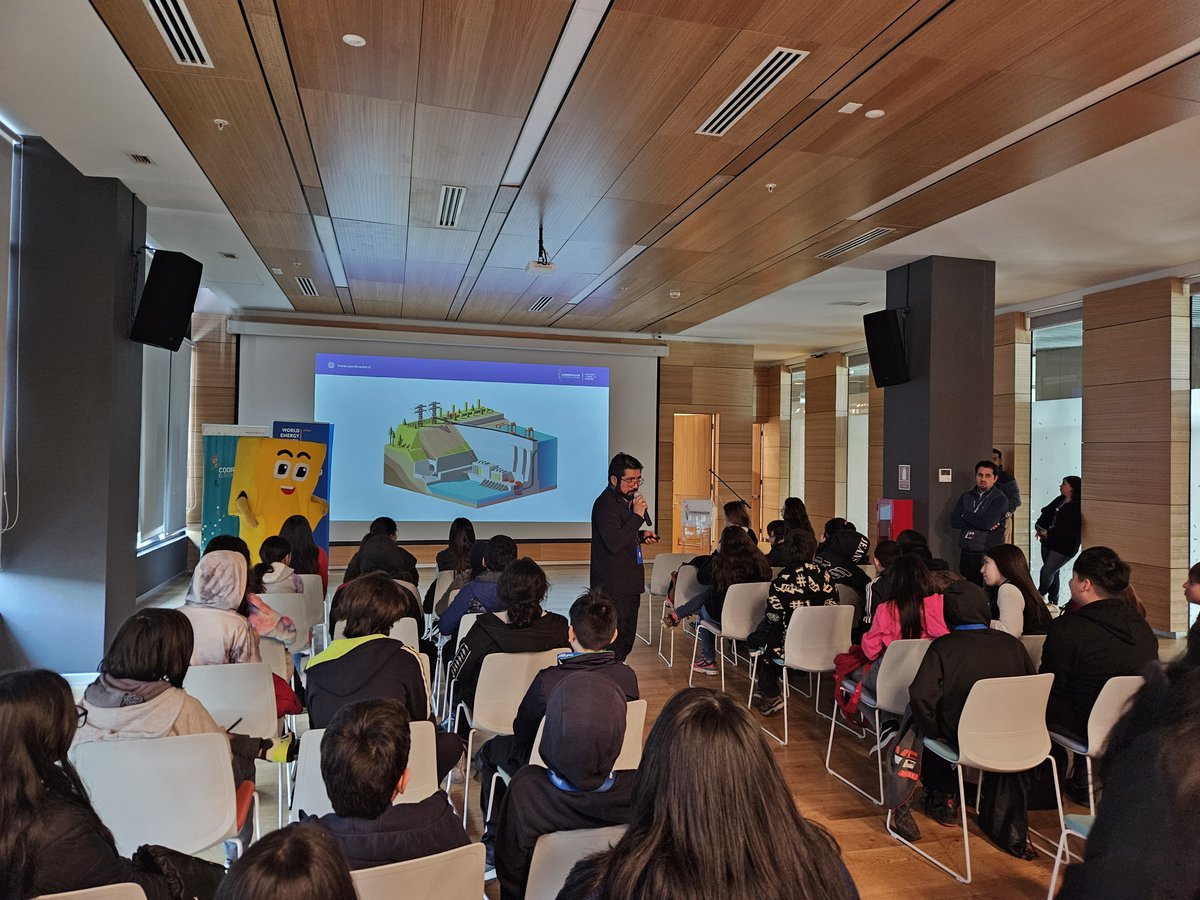 coord_electrico's tweet photo. 💡 Esta mañana tuvimos la visita de un grupo de estudiantes del Colegio Puerto Futuro de Pudahuel que están en el programa Vive la Energía del World Energy Council en Chile, que como Coordinador apoyamos.

¡Esperamos haber aportado en su proceso formativo! https://t.co/T9HYFHqif8