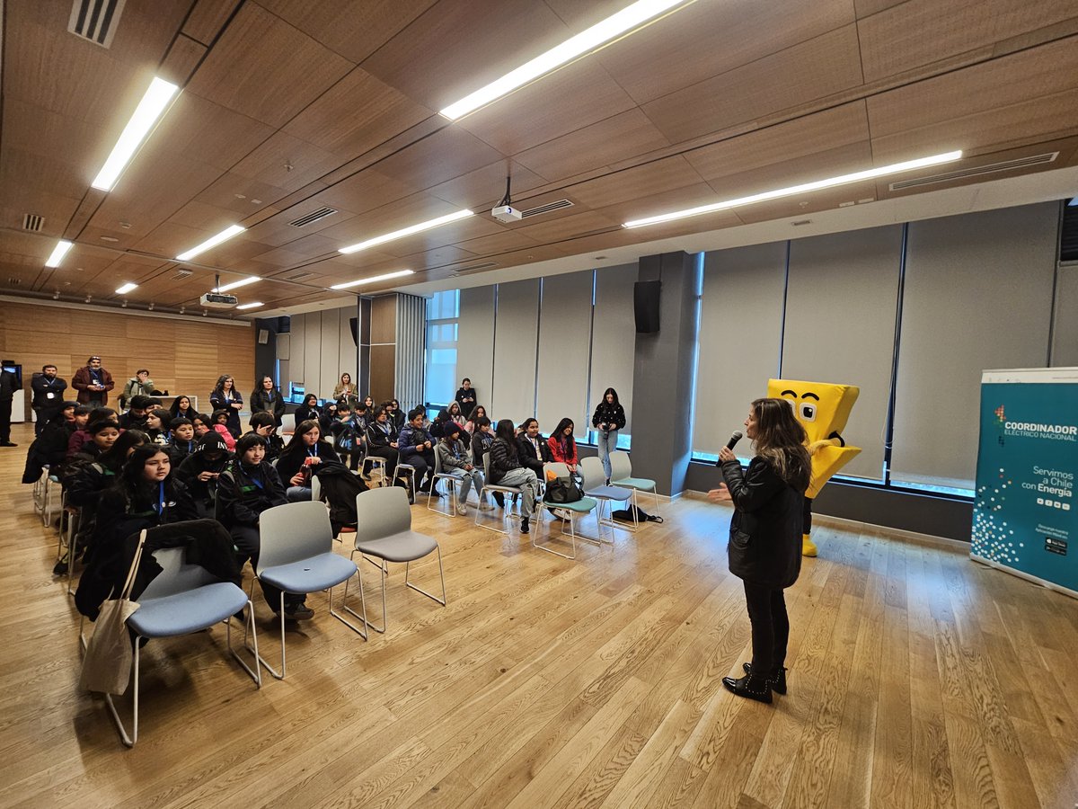 coord_electrico's tweet photo. 💡 Esta mañana tuvimos la visita de un grupo de estudiantes del Colegio Puerto Futuro de Pudahuel que están en el programa Vive la Energía del World Energy Council en Chile, que como Coordinador apoyamos.

¡Esperamos haber aportado en su proceso formativo! https://t.co/T9HYFHqif8