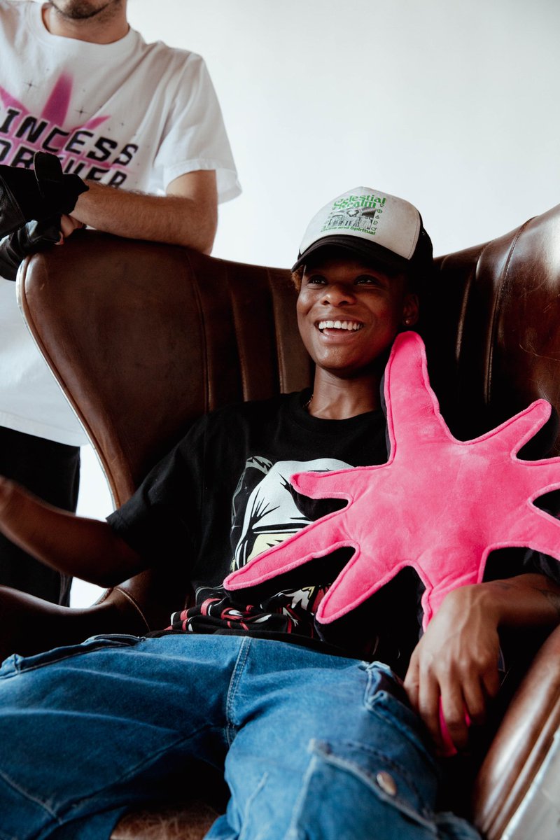 dreamerisioma's tweet image. VINYL. MERCH. JUST DROPPED. 💭✨