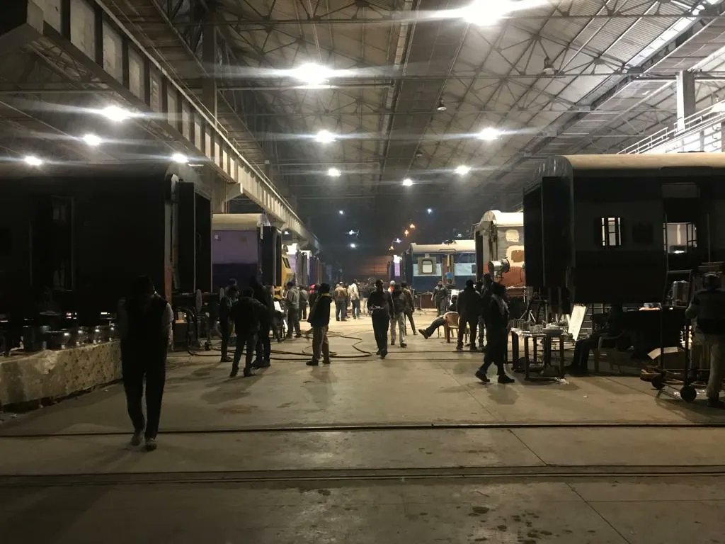 sudhanshu7s's tweet photo. Making of #Loveall #11
11 अगस्त 23 

पर्मीशन केंसल !

उस दिन तय शुदा शेड्यूल के मुताबिक़ हम  दल-बल समेत निशातपुरा कोच फ़ेक्ट्री पहुँच गये , हमारे प्रोडक्शन इंचार्ज फ़ारूक़, साथ में कनिष्क एंट्री के पेपर वर्क की फ़ॉर्मेलिटी करने के लिए ऑफिस में चले गये , लेकिन जब कुछ लंबा वक्त बीतता दिखा तो थोड़ी चिंता हुई ! पता चला वहाँ के वरिष्ठतम अधिकारी ने शूट के लिए स्पष्ट मना कर दिया है !! ये कैसे हो सकता  है , हमारे पास हेड ऑफिस जबलपुर से पर्मीशन है,  हमने क़रीब क़रीब ४-५ बार यहाँ आकर तैयारी की है , हर बार यहाँ के इंचार्ज अधिकारी श्री पांडे और अरुण जी ने बड़ी सहृदयता हमारा सहयोग किया है , अब जब हम पूरी तैयारी से आयें है तो मना क्यों हो रहा है ??

मुख्य अधिकारी महोदय के अनुसार उन्हें लगा था शूट में ७-८ लोग १-२ केमरा वग़ैरह लेकर आयेंगे लेकिन जब उन्होंने २-३ वैनिटी वैन , लाइट के ट्रक और लगभग १०० लोगों का क्रू देखा तो एंट्री के फाइनल पेपर पर साइन करने से मना कर दिया, उन्हें समझाया भी गया कि फ़िल्म में इतनी बड़ी टीम होना आम बात है , लेकिन वो राज़ी नहीं हुए , सुबह 8 से शूट का शेड्यूल था हमें 11 बज चुके थे , बतौर प्रोडूसर मै ख़ुद उनसे मिलने गया, निवेदन किया कि ये शूट हमारे लिए बेहद ज़रूरी है और इस शेड्यूल को हम आगे पीछे भी नहीं कर सकते ! उन्होंने मुझे देखा और बोले - आपको पता है ये फ़िल्मी शूटिंग के चक्कर में यहाँ अगर हीरो हीरोइन देखने हज़ारों लोग टूट पड़े तो उन्हें सम्भालने की फ़ोर्स हमारे पास नहीं है , फिर किसकी ज़िम्मेदारी होगी ? 

- सर बेफिक्र रहें अब वो समय नहीं है, हम पूरे भोपाल शहर में इतनी ही टीम के साथ शूट कर रहे हैं जब वहाँ कोई दिक़्क़त नहीं आयी तो यहाँ ऊँची ऊँची दीवारों से घिरे इस  कैम्पस में कोई कैसे आ पाएगा, ख़ैर खूब अनुनय- विनय,  जद्दो- जहद चलती रही, लगभग ३ बजे घर जाते जाते महोदय का दिल थोड़ा पसीजा और उन्होंने कड़ी शर्तों और निर्देशों के साथ हमारे क्रू को कोच फ़ेक्ट्री में प्रवेश करने दिया . 

शाम तक ही शूट शुरू हो सका , शेड्यूल में थोड़ा बदलाव करना पड़ा किया , अगली रात के सीन को आज प्लान करना पड़ा , रात को ३ बजे तक शूटिंग चलती रही, और उस रात मुझे अपनी कहानी का सबसे क़ीमती दृश्य मिला , फ़िल्म का केंद्रीय दृश्य, वो सीन जिसके लिए Kay kay को बरसों याद किया जाएगा , वो सीन जिसमें स्वस्तिका मुखर्जी ने अद्भुत काम किया ! अहा आज मैं अपने ही काम पर मुग्ध हूँ  !  

पैकअप करते करते सुबह के ४ बज चुके थे, अगले  दिन फिर सुबह ८ बजे से शूट का शेड्यूल तय था,  होटल लौटते हुए मेरे मन में एक गहरी संतुष्टि  का भाव तैर रहा था !

#LoveAllFilm #LoveAllMovie #LoveAllBadminton #LoveAllTrailer #LoveAll25August #KayKayMenon #SwastikaMukherjee #SudhanshuSharma #NewRelease #Bollywood #SportsFilm #SportsMovie