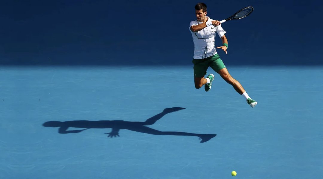EmmaRincon's tweet photo. Novak Djokovic en su libro cuenta los sacrificios que debió hacer para llegar a ser número 1 del mundo: 

"En enero de 2012, vencí a Nadal en la final del Open de Australia. El partido duró cinco horas y cincuenta y tres minutos, el más largo de la historia del Abierto de Australia y la final individual de Grand Slam más larga de la Era Abierta. Muchos comentaristas lo han calificado como el mejor partido de tenis de todos los tiempos. Después de ganar, me senté en los vestuarios de Melbourne. Quería una cosa: probar el chocolate. No lo había probado desde el verano de 2010. Miljan me trajo una chocolatina. Rompí un cuadradito, un cuadradito diminuto, y me lo metí en la boca, dejé que se derritiera en mi lengua. Eso fue todo lo que me permití. Eso es lo que me ha costado llegar al número uno".

El más grande de todos los tiempos 🙏.