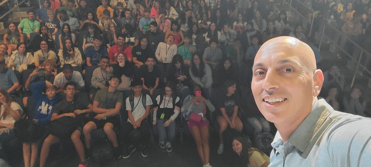 nasra_michael's tweet photo. I got a selfie with the Freshmen class today. Big things are in store for this wonderful group of students this school year. #ClassAssemblies #KingwoodALLIN @HumbleISD_KHS https://t.co/kktdPhM4Pc