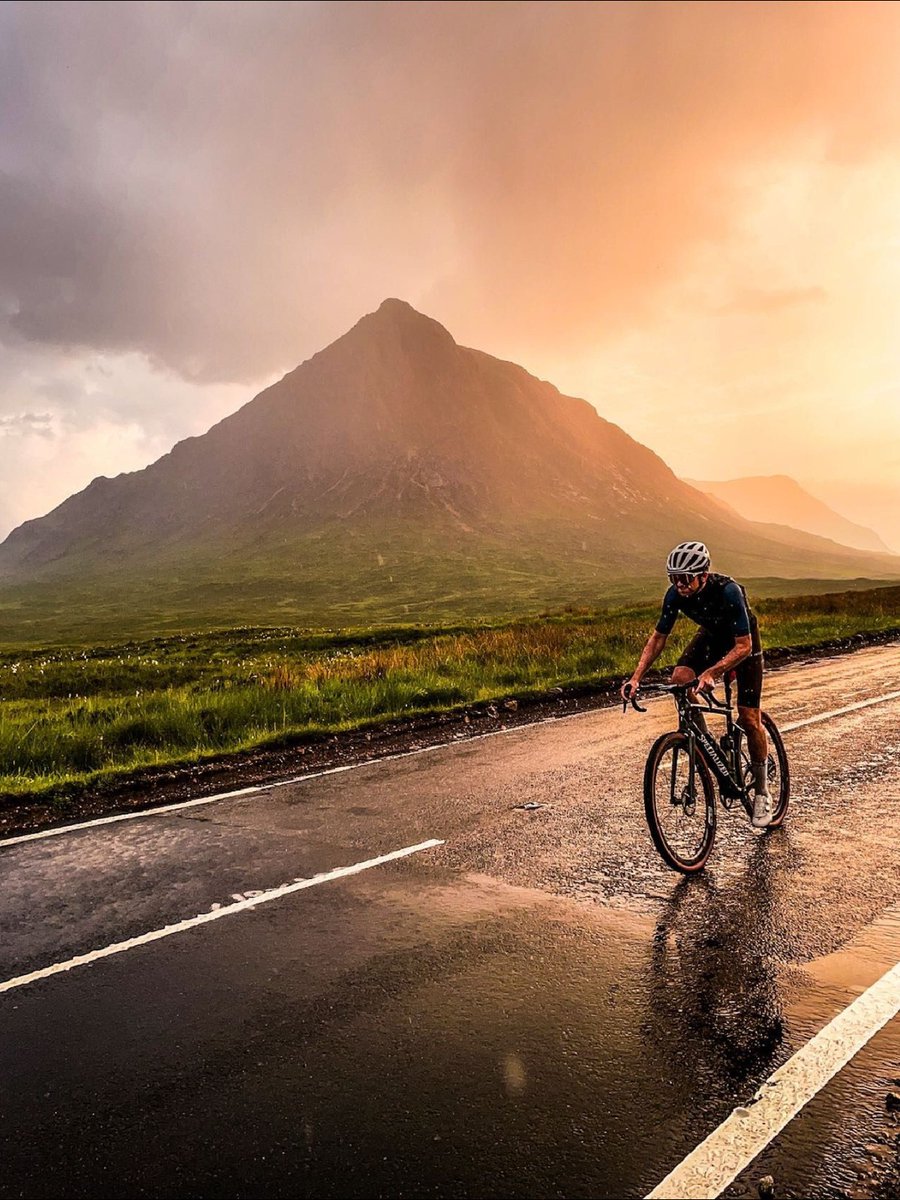 What better way to take in the stunning sights of #Scotland than on yer bike! ⛰️🚲 Who's got a Scottish cycling trip on their list?! 🙋 

📍 Buachaille Etive Mòr, #Highlands 📷 IG/mattwstevenson #PowerOfTheBike