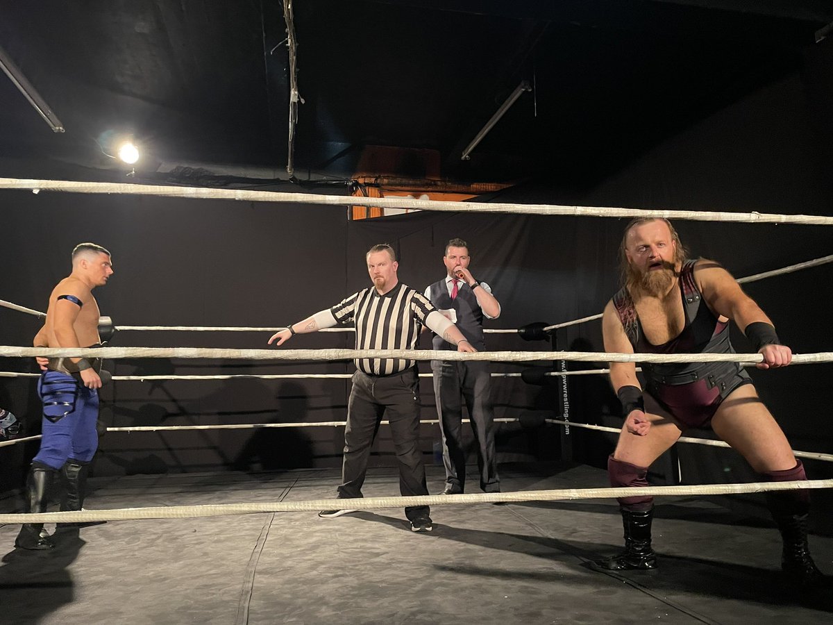 Kicking off @FFPWIreland 16th anniversary is the IJHC match between @Martin_steers & @WILDBOARhitch