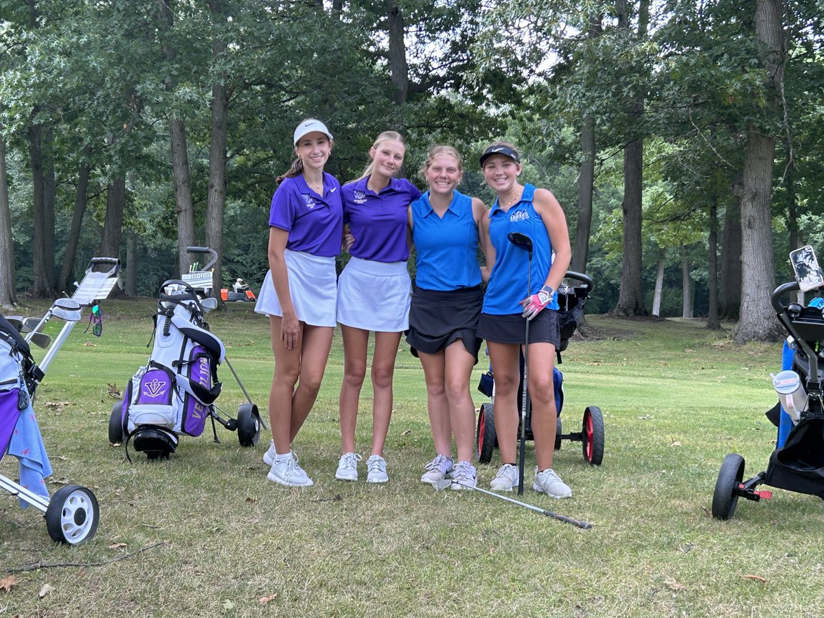 JeffreyOlsen4's tweet photo. Coach Smith and the JV bs Danberry https://t.co/DNMWDO4pt9