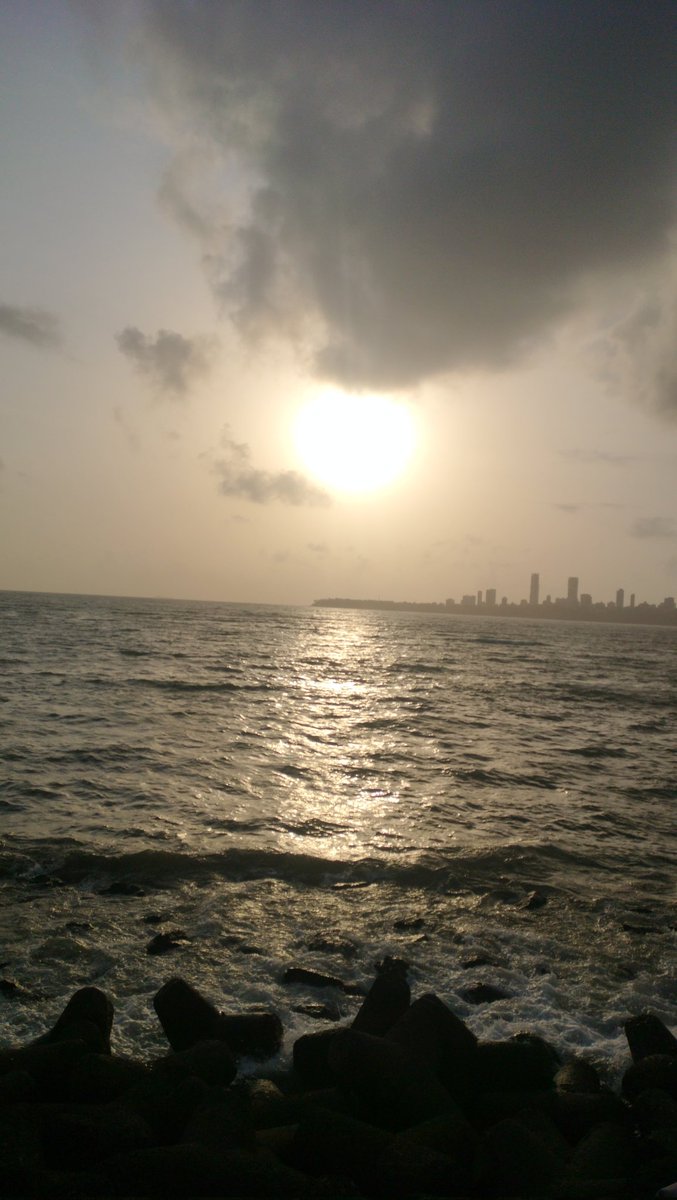aazzztha's tweet photo. evening by the marines and ending it w/ street food is a perfect weekend plan istg https://t.co/7VcgDMlyc4