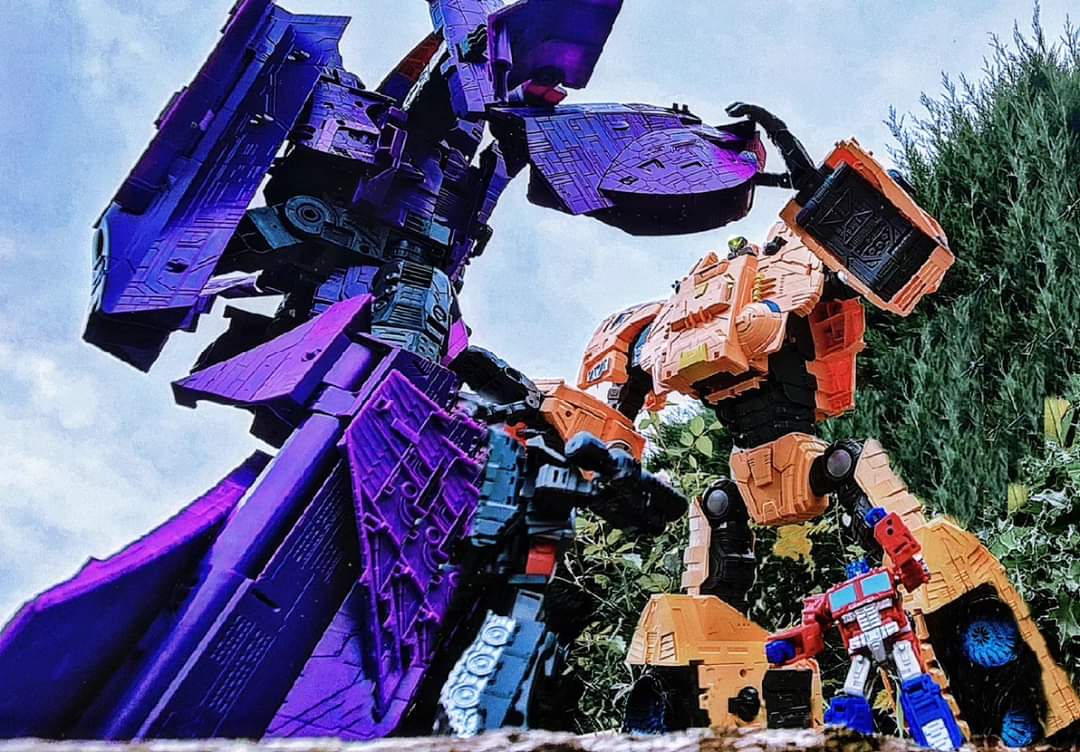 Battle of the titans!

#transformers #transformersgenerations #legacyevolution #ark #nemesis #optimusprime #megatron #toyphotography #autobot #decepticon #battleofthetitans