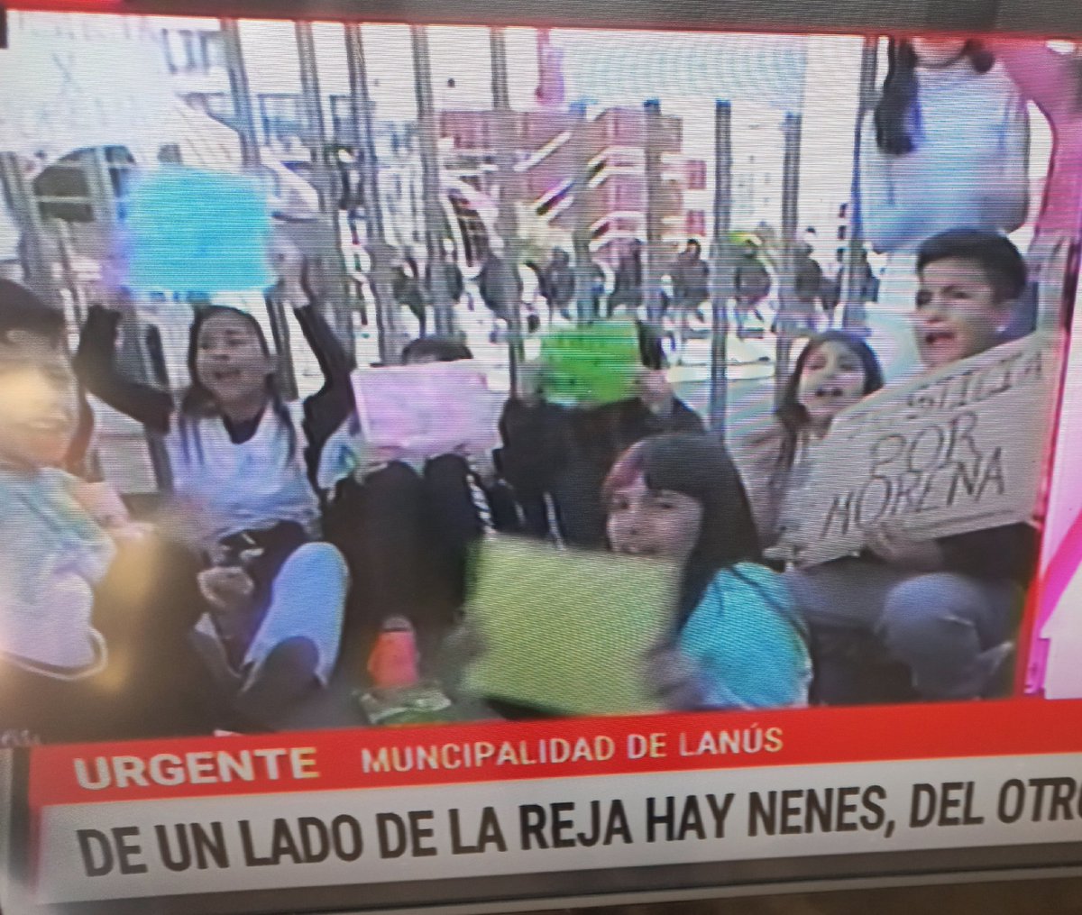 silvinajlopez's tweet photo. Esto es inconcebible por favor, ponerle tanto policía a lis niños??? Paiss que no esta pasando, cuando mataron a Morenita no había ni uno. Que hacemossss x favor. https://t.co/rYQEHryiNP
