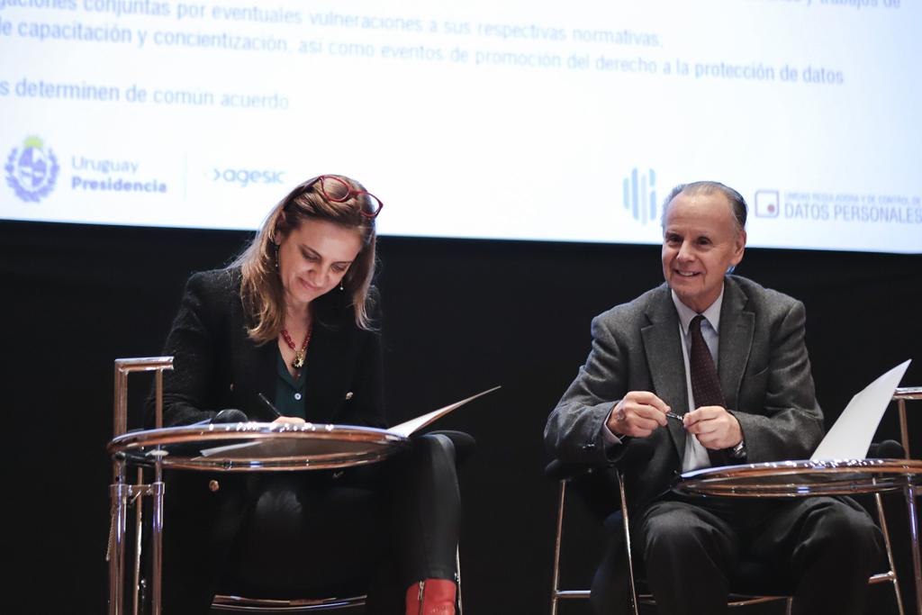 agesic's tweet photo. #EventoURCDP: Felipe Rotondo, presidente del Consejo Ejecutivo de la URCDP, y @beanchorena, directora de la @AAIPargentina, formalizan un acuerdo de colaboración interinstitucional para el fortalecimiento del derecho a la protección de #DatosPersonales y los #DerechosHumanos. https://t.co/XS3FxVZa01