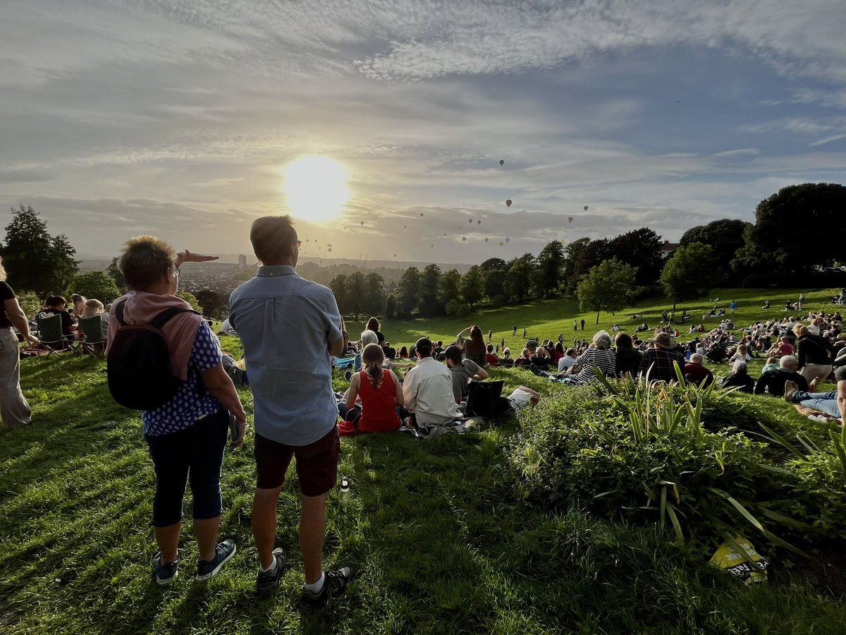 Perrett Park crowds rewarded by @bristolballoon lift off #Bristol #BristolBalloonFiesta