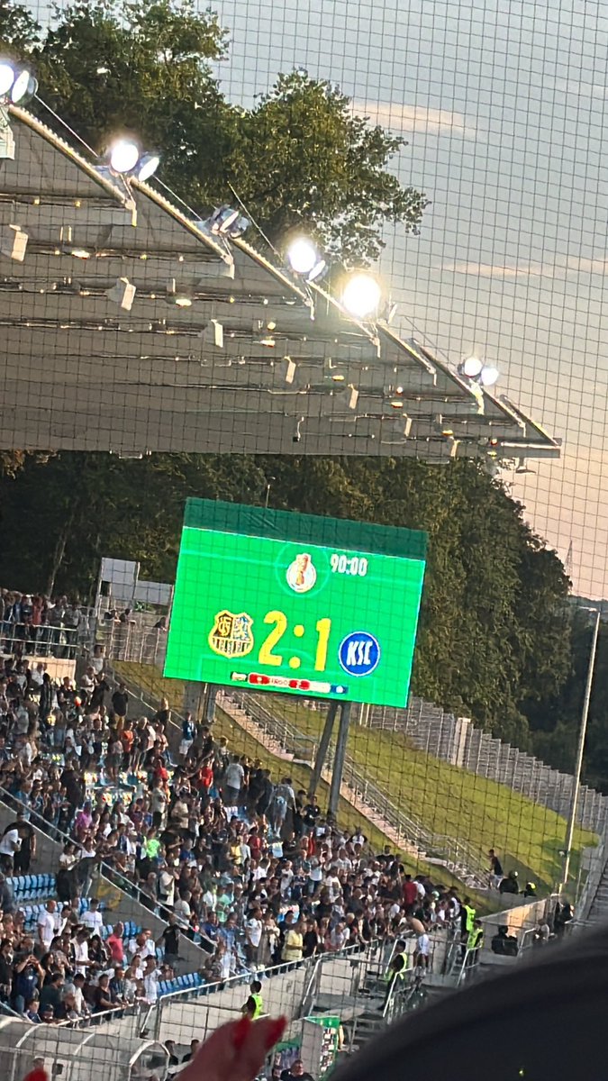 __TK17__'s tweet photo. Stell dir vor, #Kane kommt in Runde 2 in den #Ludwigspark und frisst erstmal saarländisches Gras während er sich wünscht in London geblieben zu sein.

#FCSKSC https://t.co/LrmUkUjznv