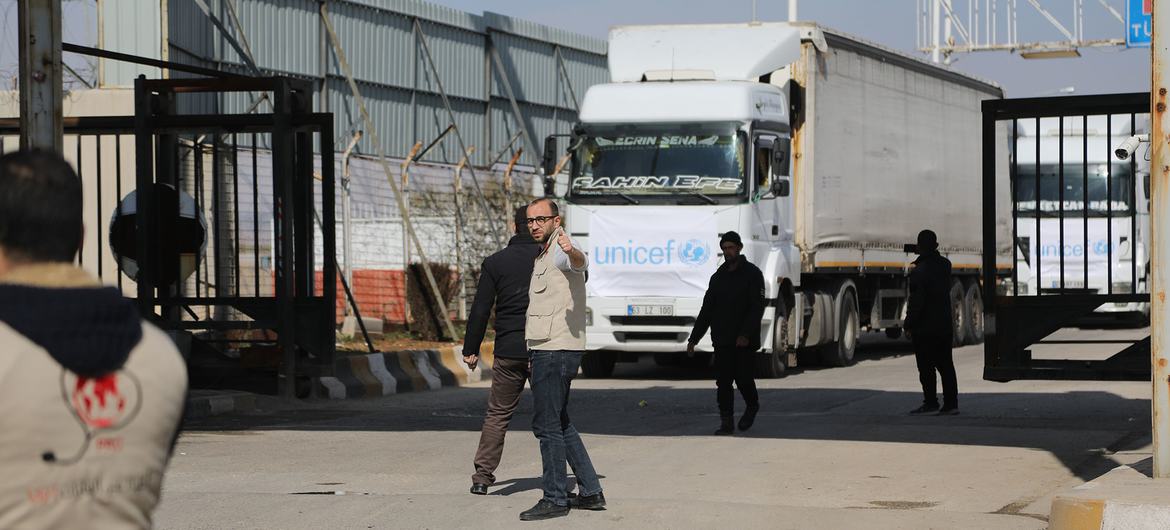 UNICManama's tweet photo. 🚚 Bab al-Hawa border crossing back in action! UN and Syria agree on aid delivery for 6 months. Lifeline for Syrians in need. #AidForSyria #BabAlHawa 

Read the story here: https://t.co/CITJP78urd https://t.co/59Ejo4Wk6F